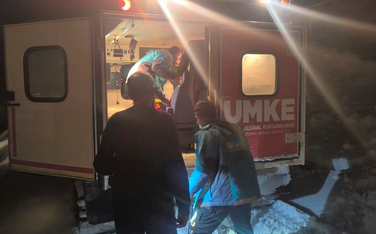 Bingöl'de yolu kardan kapanan köydeki hastayı UMKE hastaneye ulaştırdı