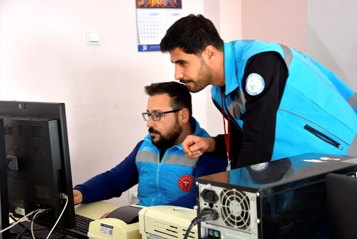 Bitlis Sağlık Müdürü Ergene ile sağlık çalışanları 101 yaşındaki hastayı evinde ziyaret etti