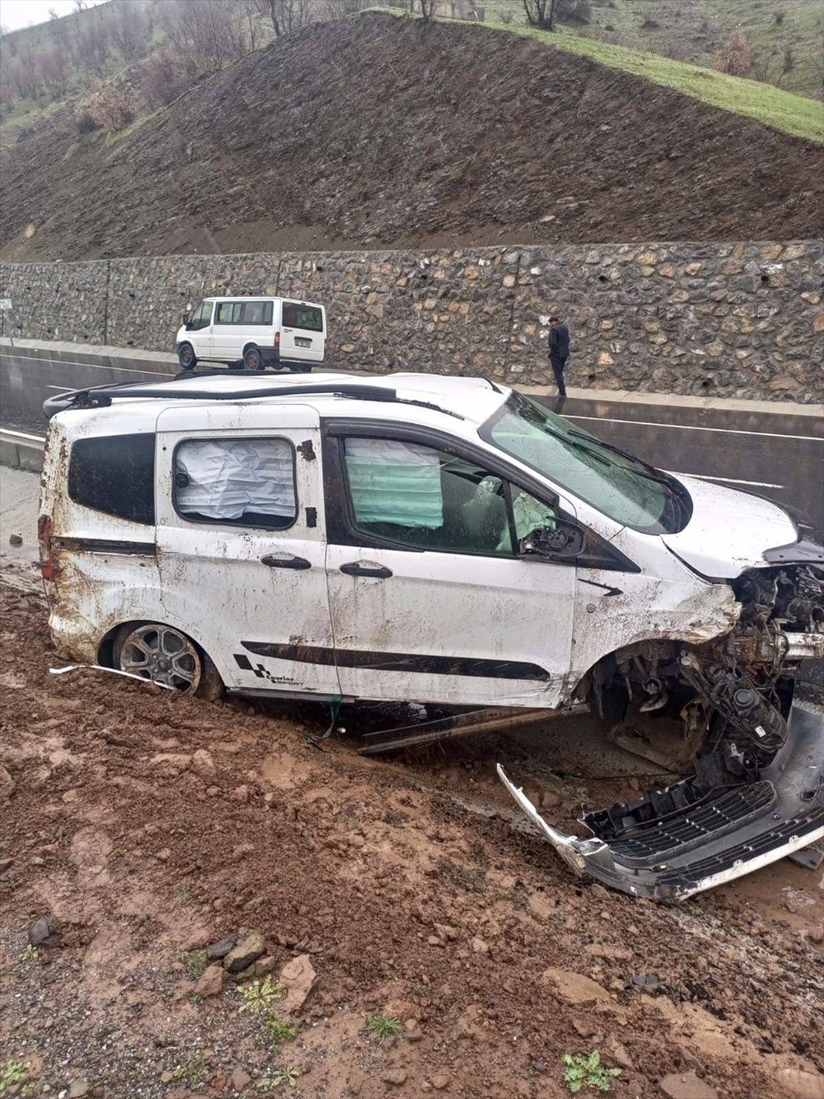 Bitlis'te devrilen hafif ticari araçtaki 5 kişi yaralandı