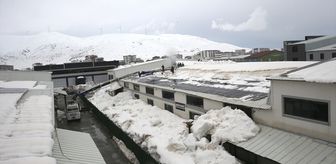 Bitlis'te fabrikanın çatısındaki yaklaşık 2 metrelik kar vince takılan aparatla temizlendi