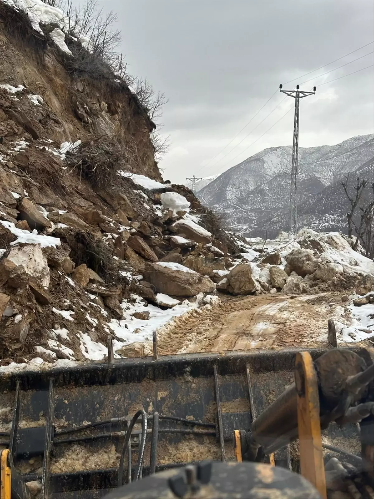 Bitlis'te heyelan nedeniyle kapanan bazı köy yolları ulaşıma açıldı