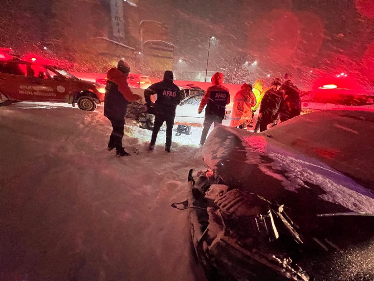 Bitlis'te iki otomobilin çarpıştığı kazada 7 kişi yaralandı
