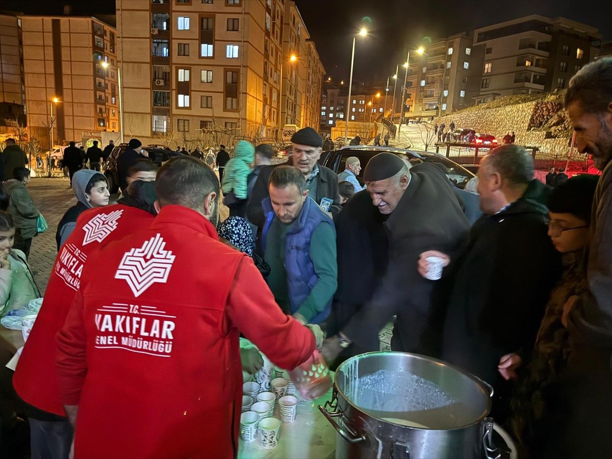 Bitlis'te Kadir Gecesi'nde yaklaşık 6 bin kişiye salep ikram edildi
