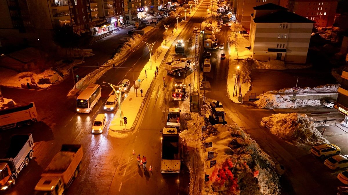 Bitlis'te kaldırım ve yol kenarlarındaki kar birikintileri temizlendi