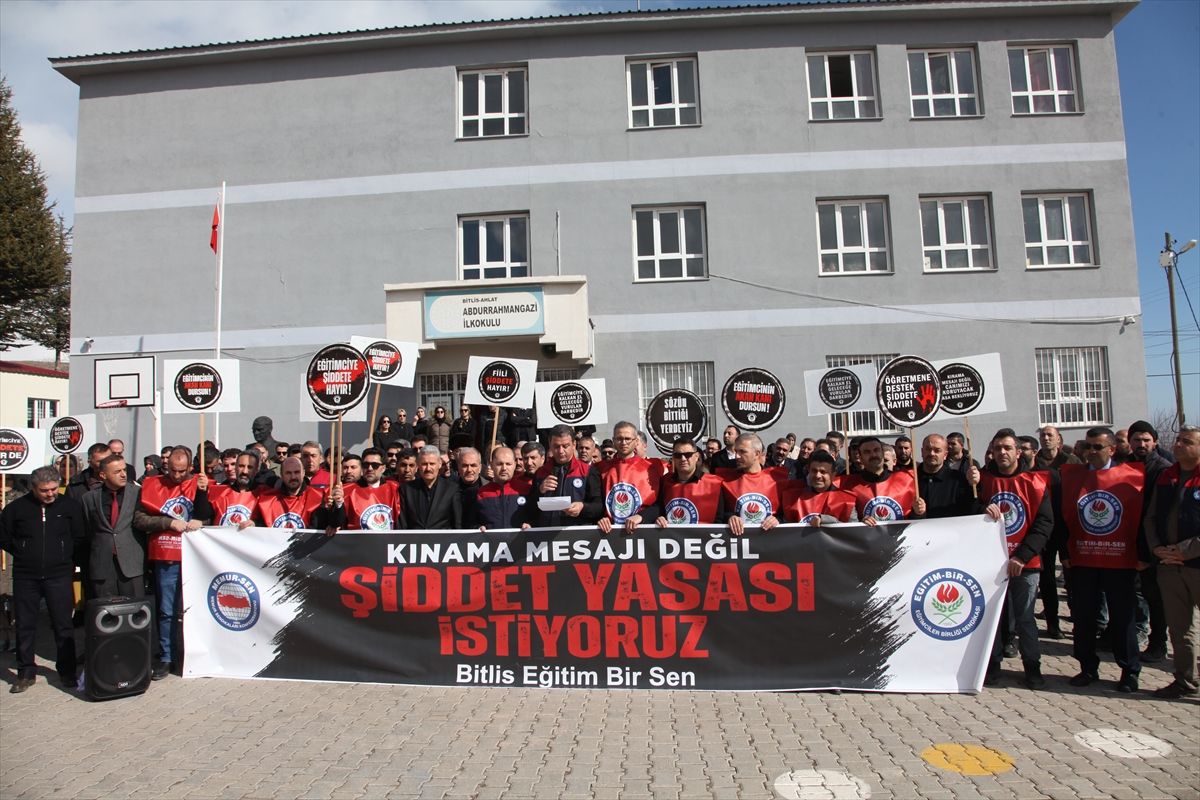Bitlis'te okul müdürlerine yapılan saldırı protesto edildi