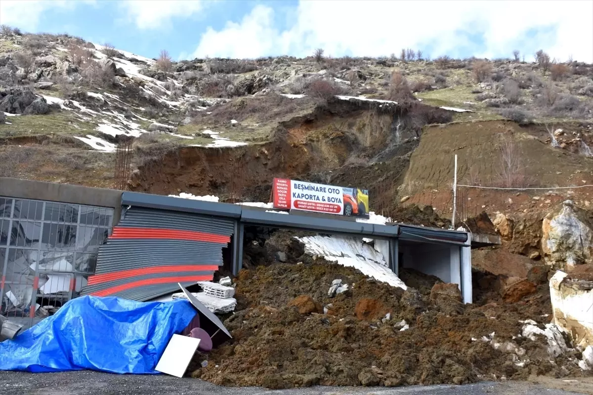 Bitlis'te toprak kayması sonucu 2 iş yeri zarar gördü
