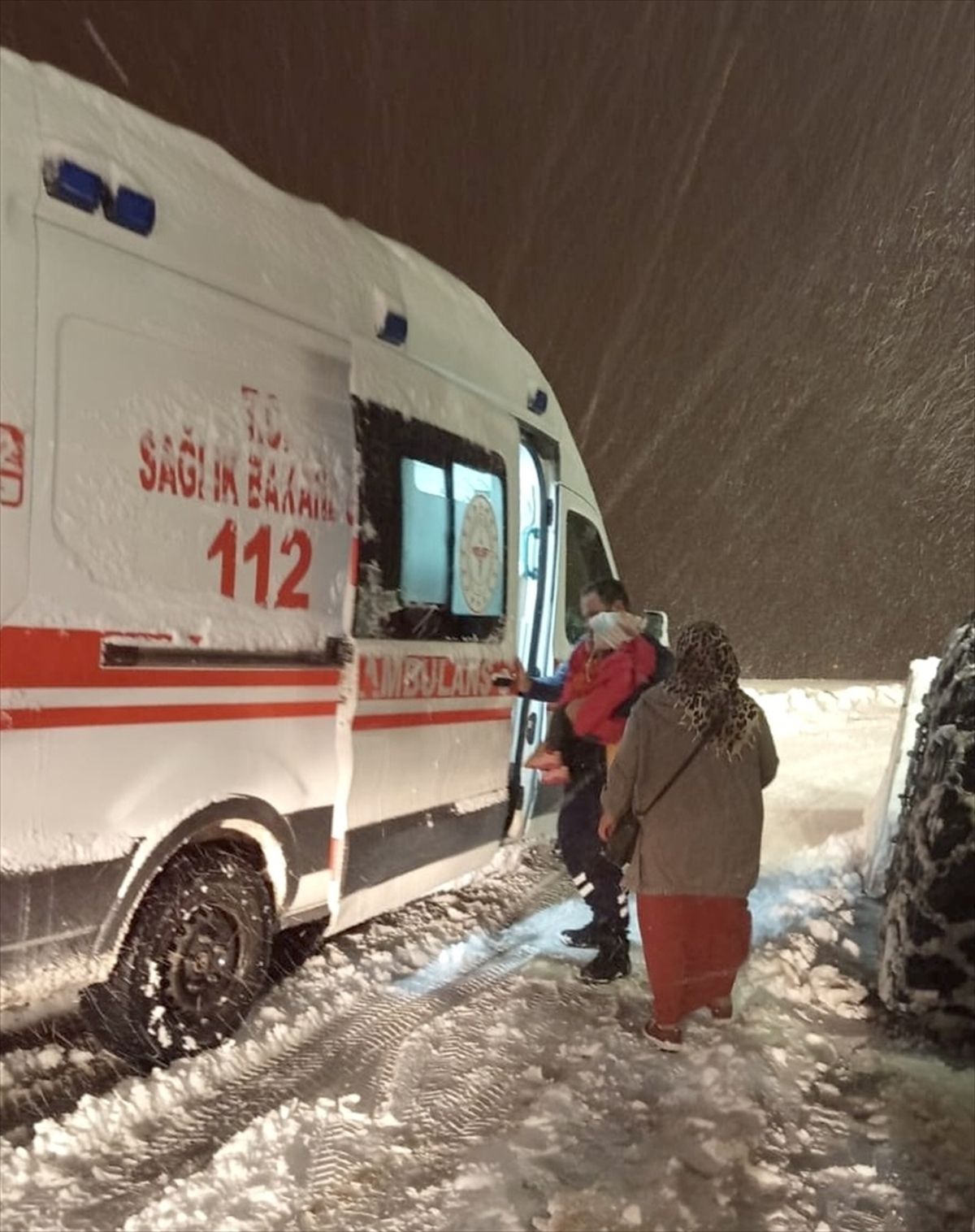 Bitlis'te yolu kardan kapanan köydeki hasta ekiplerce hastaneye ulaştırıldı