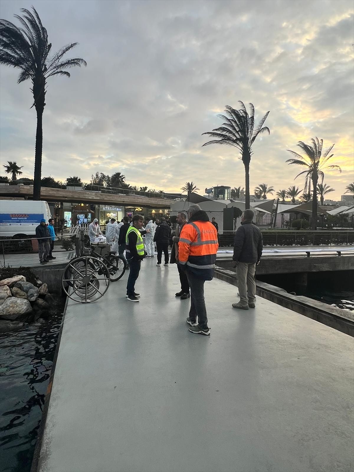 Bodrum'da 7 motoryatın yanarak battığı limanda temizlik çalışması başlatıldı