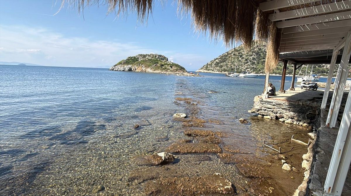 Bodrum'da denizin çekilmesiyle Tavşan Adası'ndaki tarihi surlar ortaya çıktı