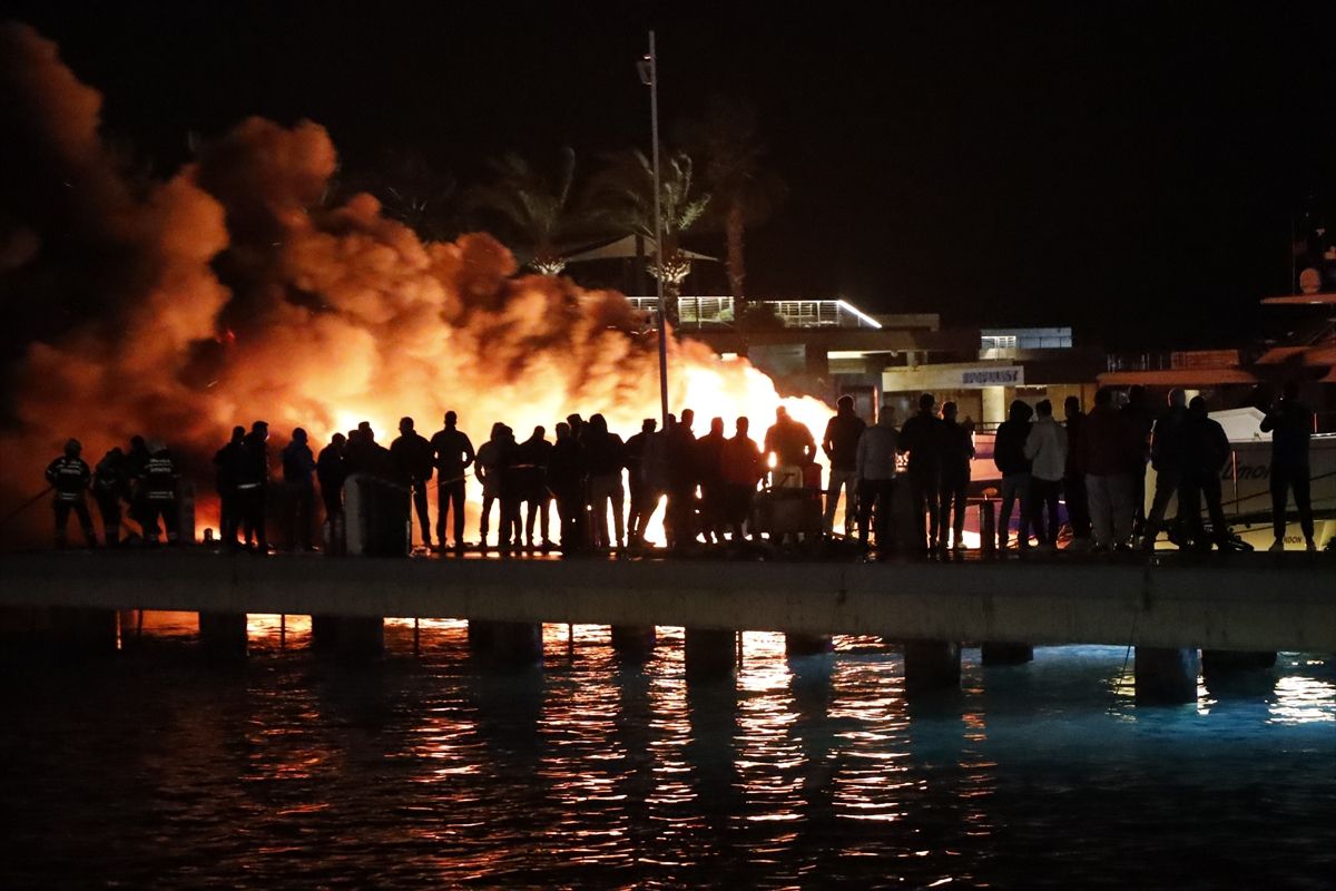 Bodrum'da marinada demirli 5 motoryatta çıkan yangına müdahale ediliyor
