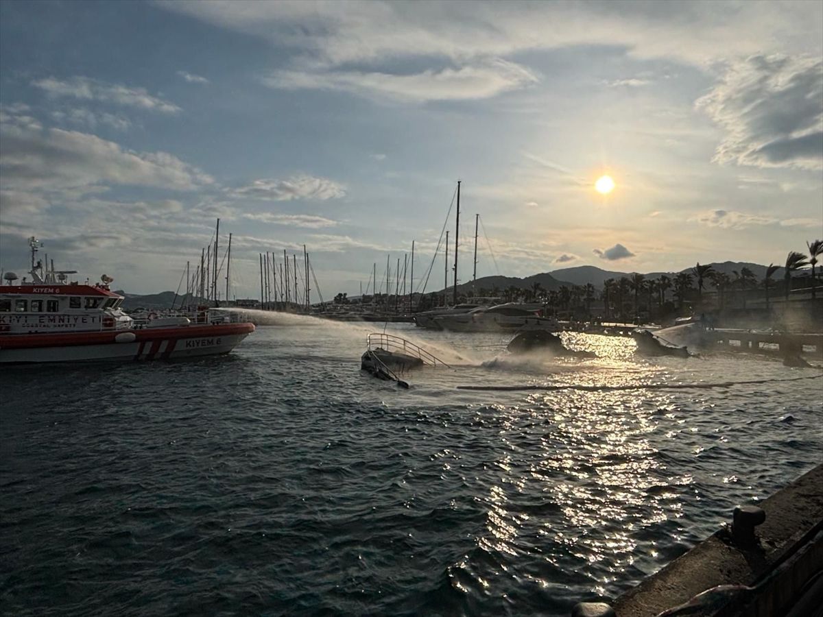 Bodrum'da marinada demirli 8 motoryatı etkileyen yangın kontrol altına alındı