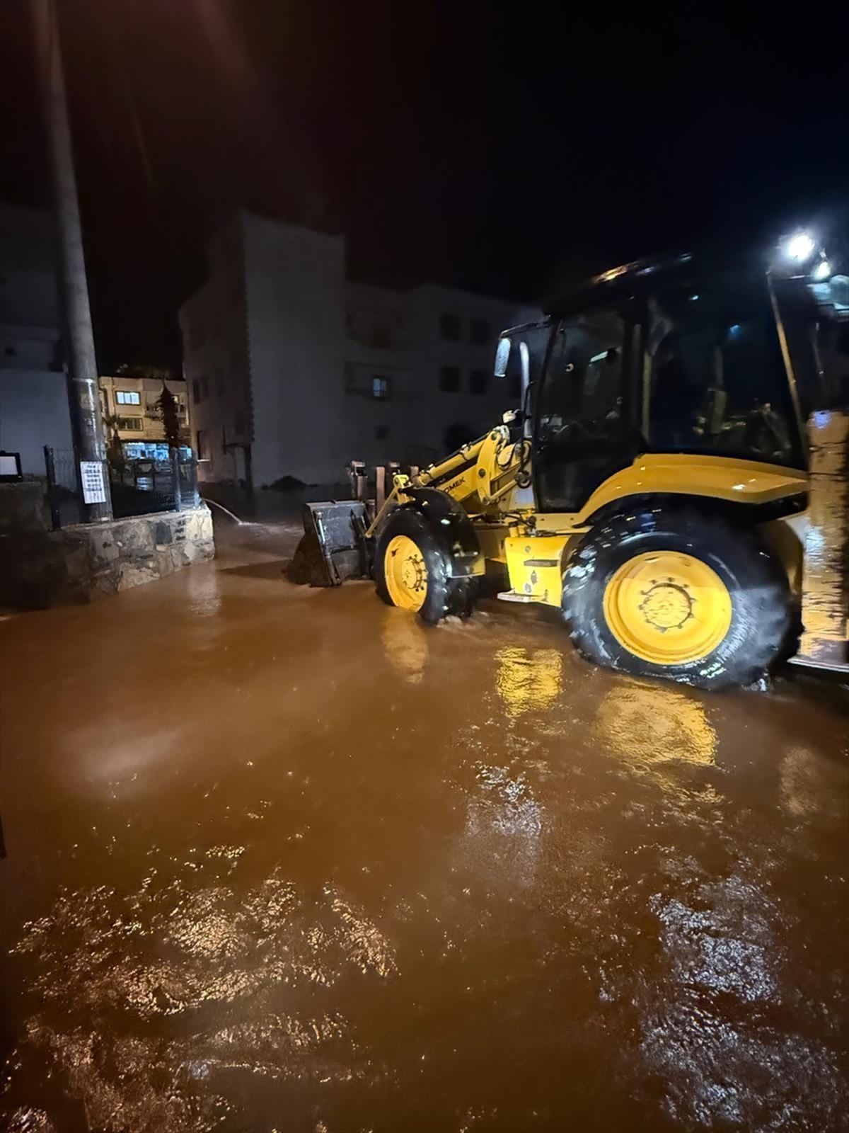 Bodrum'da şiddetli yağış nedeniyle su baskınları yaşandı