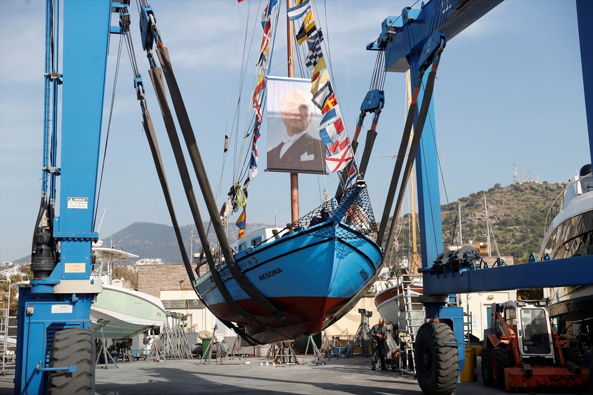 Bodrum'un son sünger avcısı "Aksona Mehmet" 64 yıllık teknesini denize indirdi