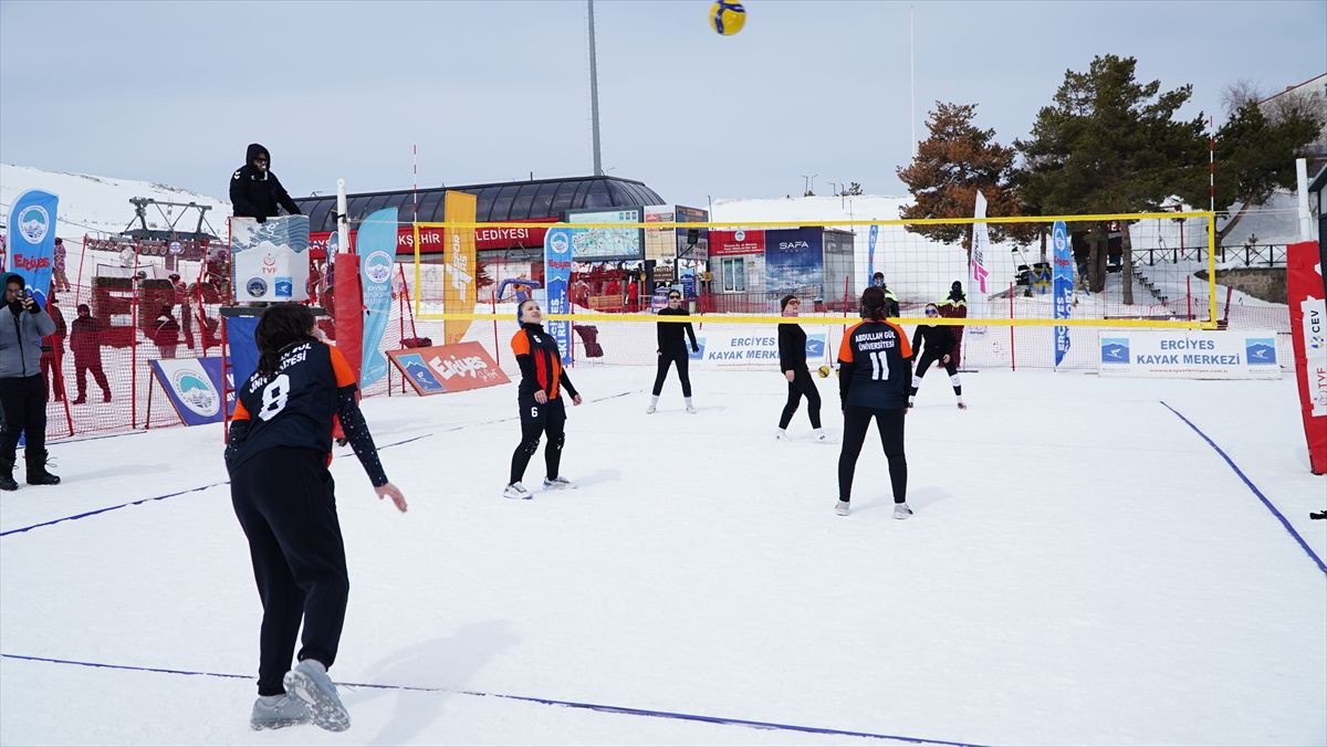 Erciyes'te Kar Voleybolu Turnuvası düzenlendi