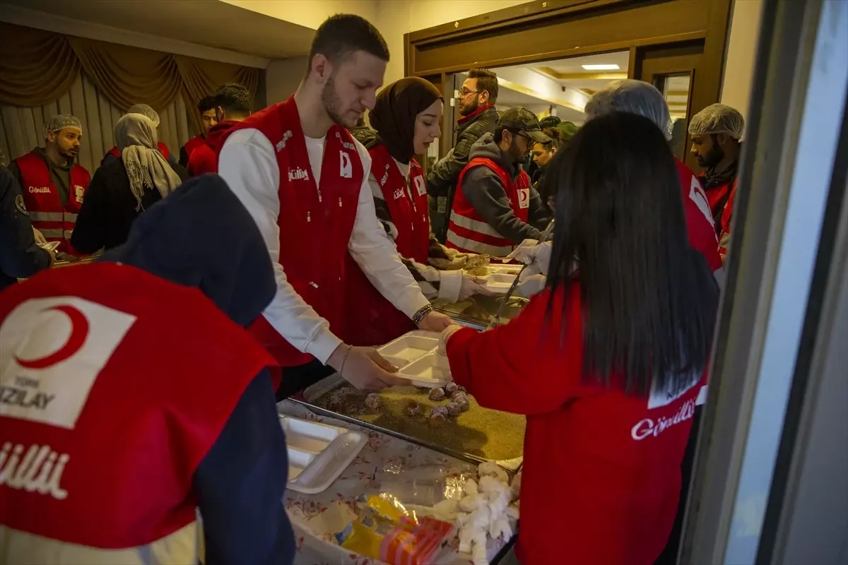 Bolu'da Filistinli öğrenciler Kızılayın iftarında buluştu