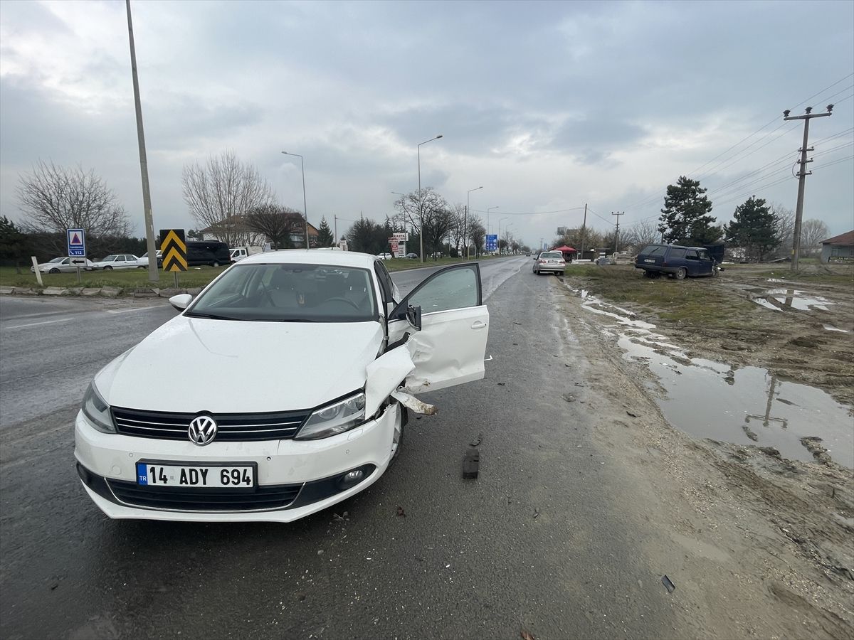 Bolu'da iki otomobilin çarpışması sonucu 3 kişi yaralandı