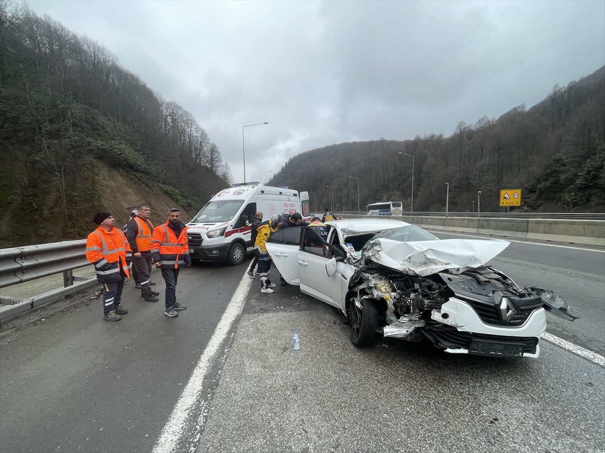 Bolu'da otomobille kamyonetin çarpıştığı kazada 2'si çocuk 4 kişi yaralandı