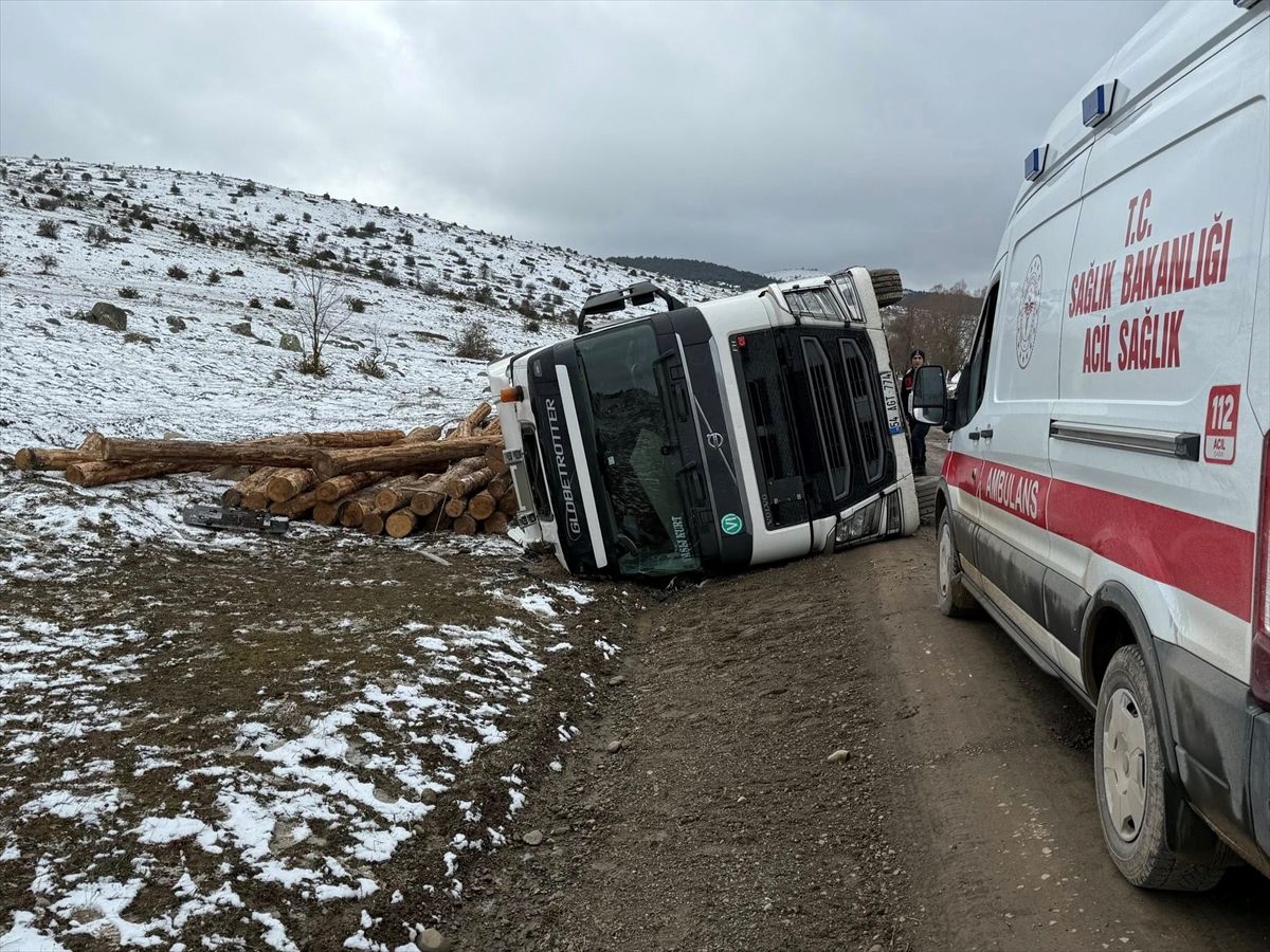 Bolu'nun devrilen tırın sürücüsü yaralandı