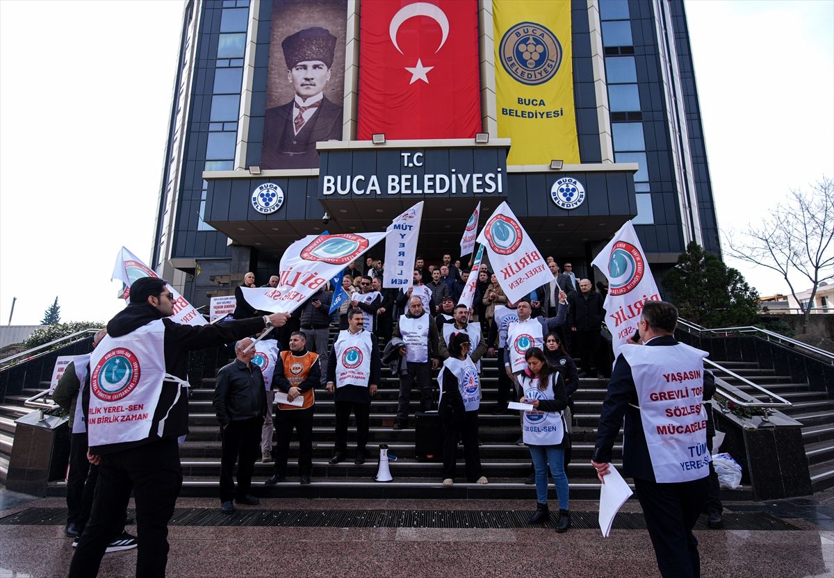 Buca Belediyesinde görevli memurlar alacakları için eylemlerini sürdürüyor