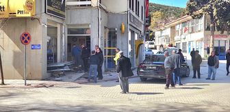 Burdur'da 3 araca ve bir iş yerine çarpan kamyonetin sürücüsü öldü