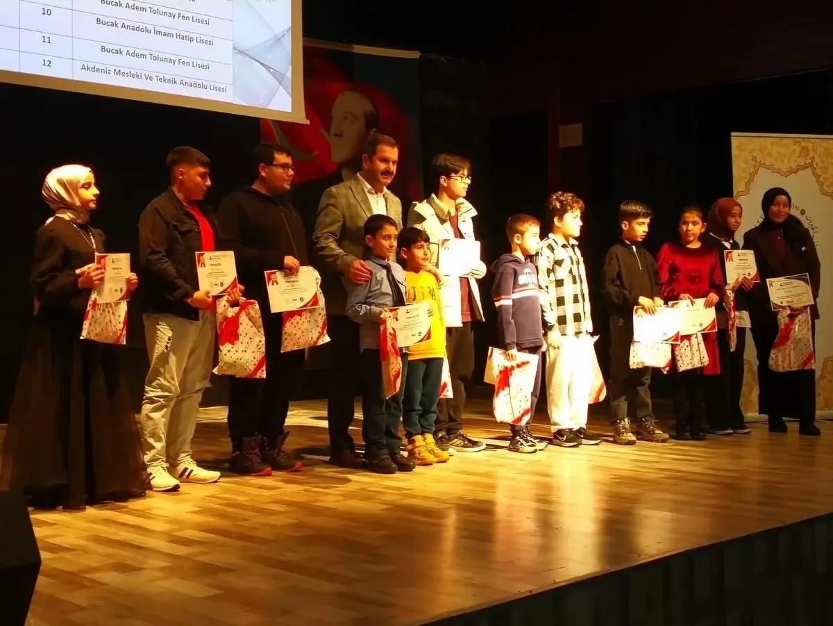 Burdur'da 'Aydınlık Yarınlara Kitap Okuma Yarışması'nın ödül töreni yapıldı