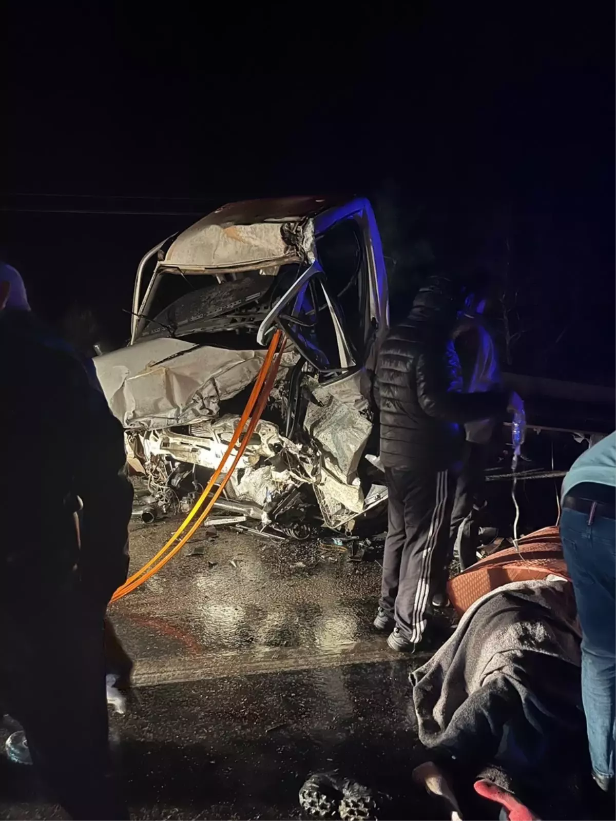 Burdur'da çekiciyle kamyonetin çarpıştığı kazada 3 kişi yaralandı