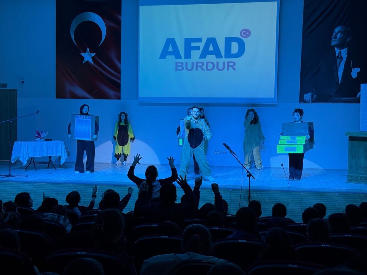 Burdur'da çocuklara afet bilinci tiyatroyla anlatıldı