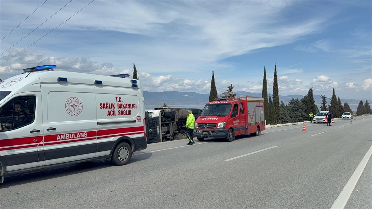 Burdur'da devrilen tırın sürücüsü yaralandı