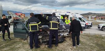 Burdur'da kamyonetle otomobilin çarpıştığı kazada 3 kişi yaralandı