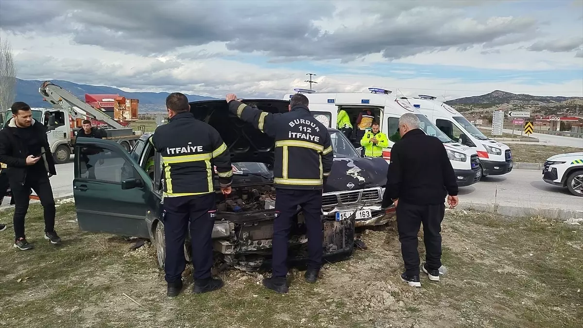 Burdur'da kamyonetle otomobilin çarpıştığı kazada 3 kişi yaralandı