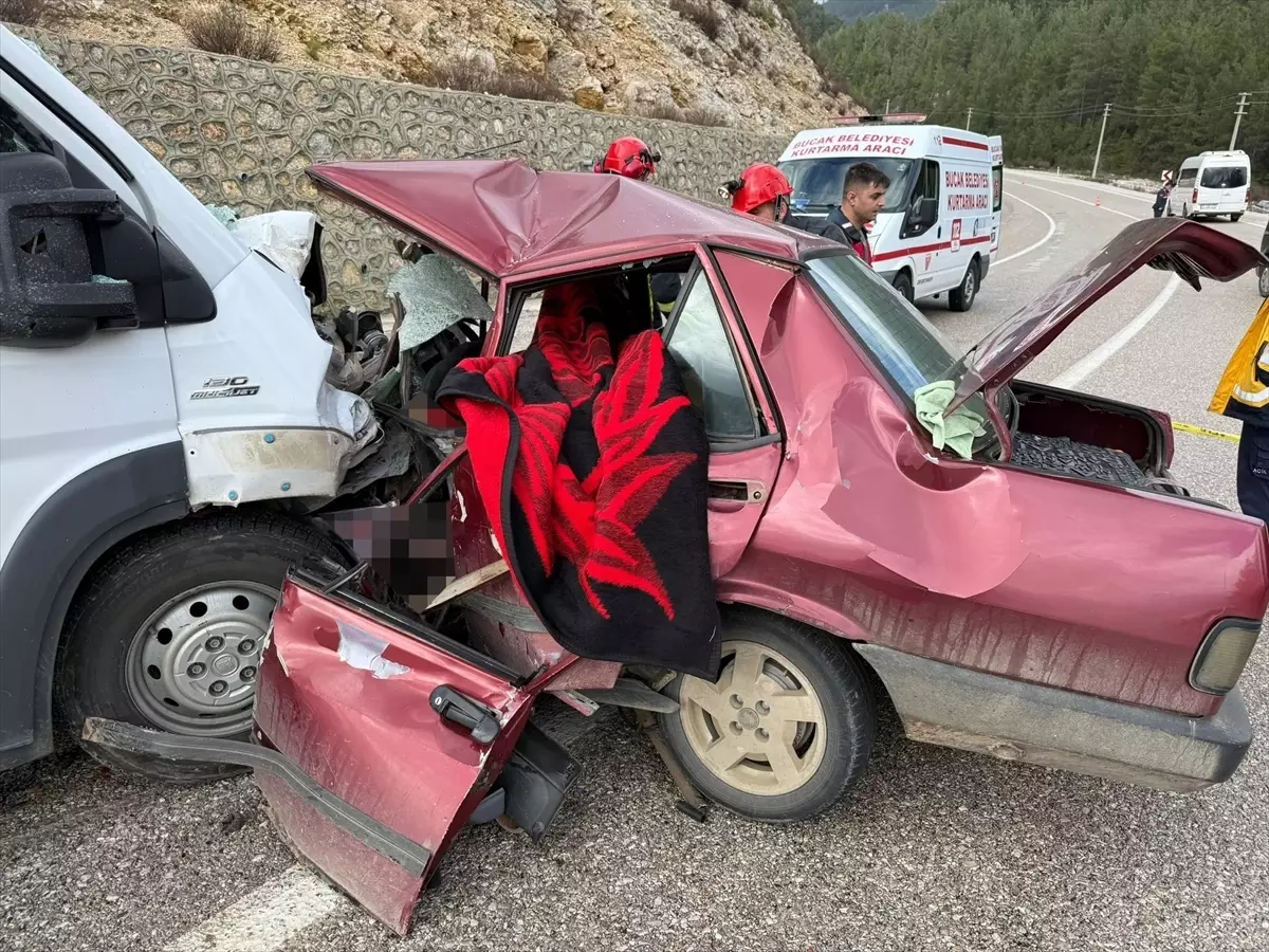 Burdur'da minibüsle otomobilin çarpıştığı kazada 2 kişi öldü, 4 kişi yaralandı