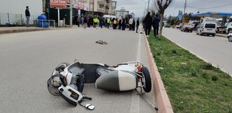 Burdur'da panelvanla çarpışan motosikletin sürücüsünün ağır yaralandığı kaza kamerada