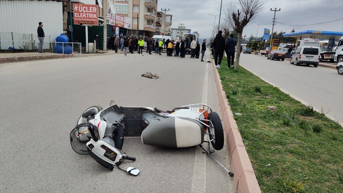 Burdur'da panelvanla çarpışan motosikletin sürücüsünün ağır yaralandığı kaza kamerada