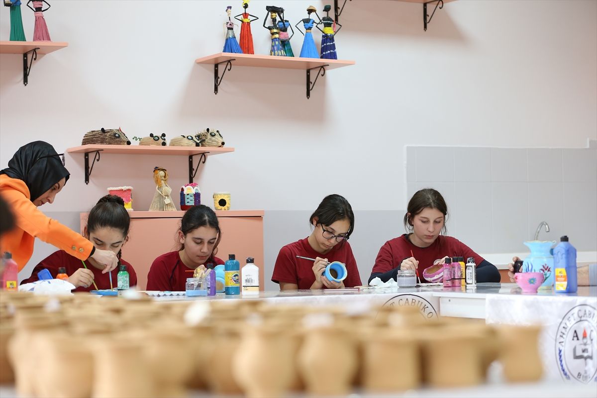 Bursa'da 10 bine yakın ortaokul öğrencisi çömlek yapımıyla tanıştı