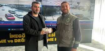 Bursa'da belediye personeli yolda bulduğu 200 bin lirayı sahibine ulaştırdı