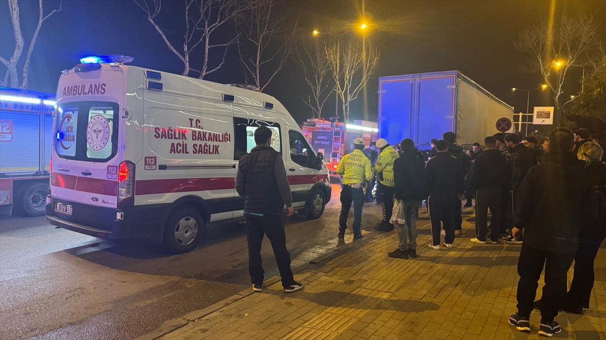 Bursa'da bir otomobile ve tıra çarpan otomobilin sürücüsü yaralandı