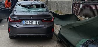 Bursa'da lodosun uçurduğu çatı parçası park halindeki araçta hasar oluşturdu