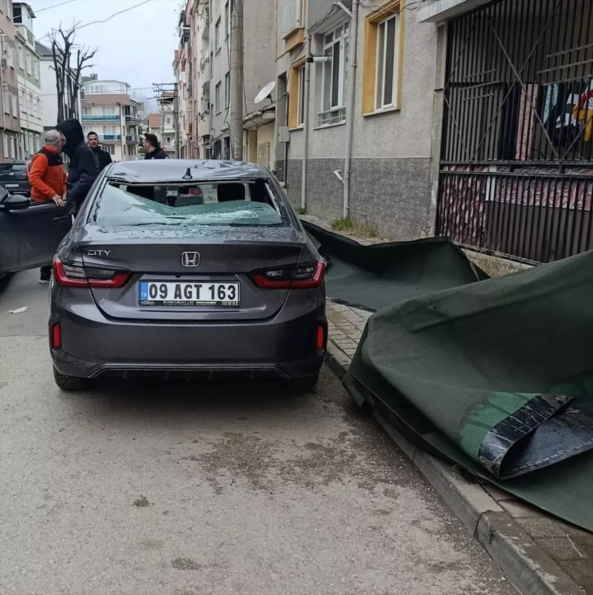 Bursa'da lodosun uçurduğu çatı parçası park halindeki araçta hasar oluşturdu