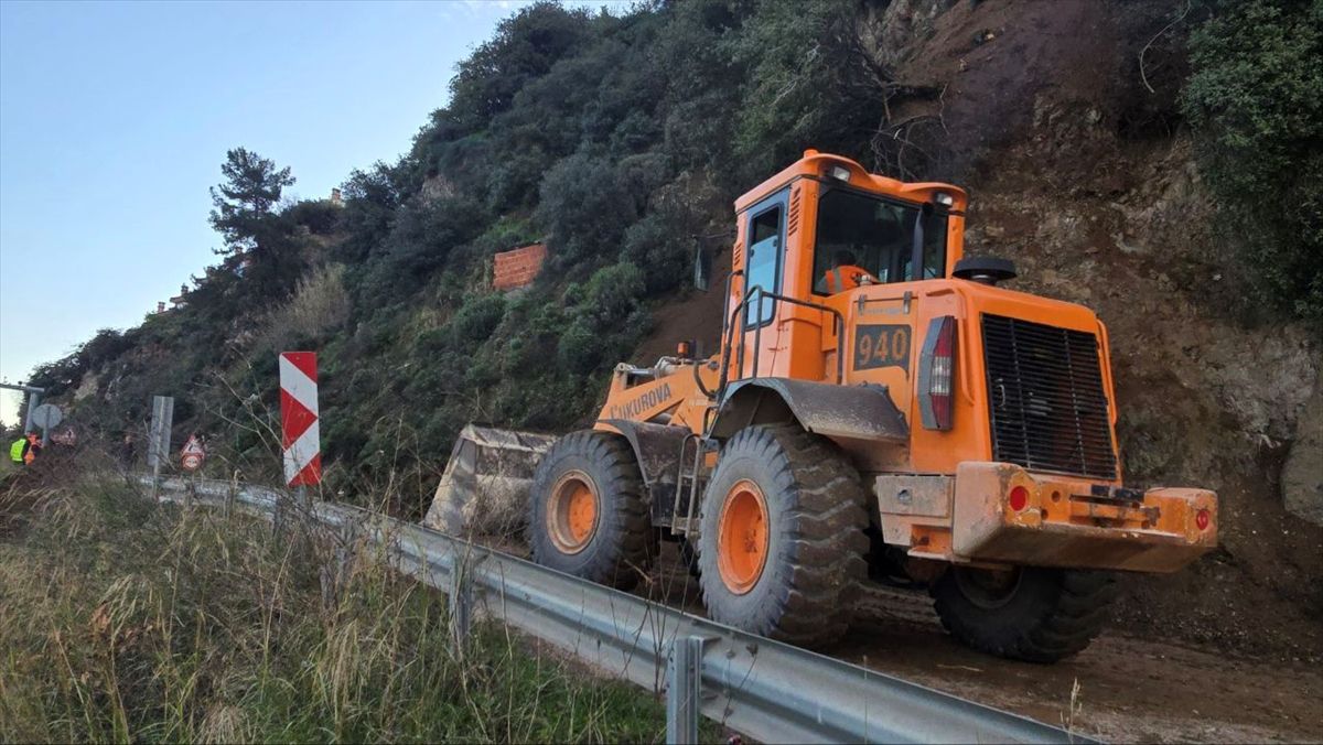 Bursa'da Mudanya-Altıntaş sahil yolu toprak kayması nedeniyle yeniden ulaşıma kapandı