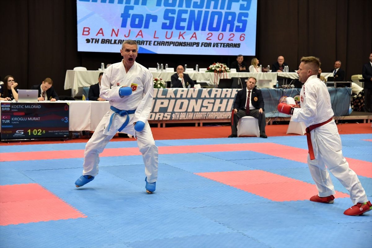 Bursa'da okul müdürü Balkan Karate Şampiyonasında iki dalda altın madalya kazandı