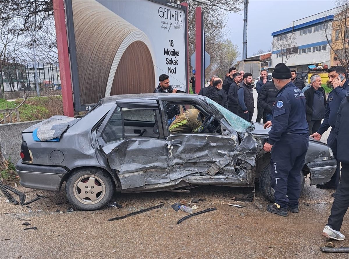 Bursa'da otomobil ile kamyonetin çarpıştığı kazada 9 kişi yaralandı