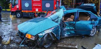 Bursa'da otomobil reklam panosuna çarptı, 1 kişi öldü, 2 kişi yaralandı