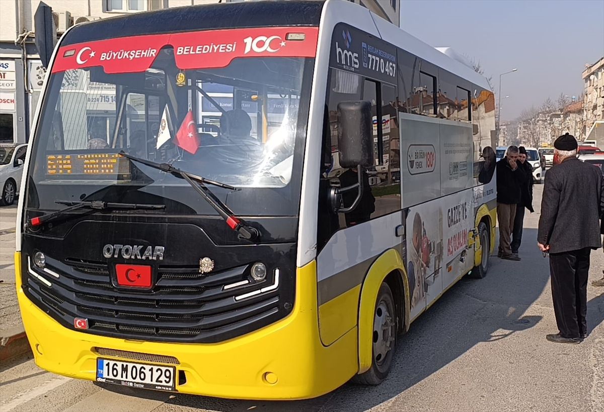 Bursa'da panelvan ile minibüsün çarpıştığı kazada 3 kişi yaralandı