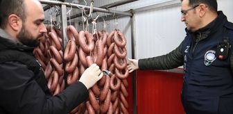 Bursa'da ruhsatsız işletmede ele geçirilen 700 kilogram küflenmiş sucuk imha edildi