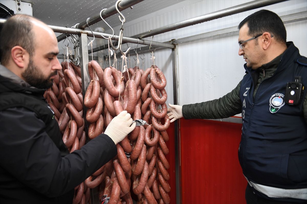 Bursa'da ruhsatsız işletmede ele geçirilen 700 kilogram küflenmiş sucuk imha edildi