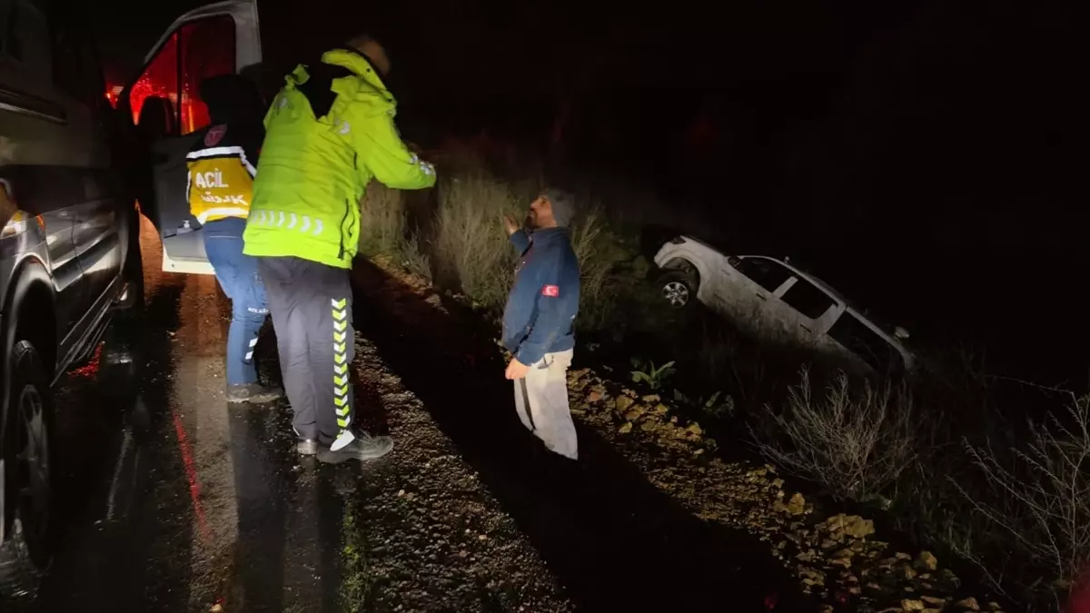 İnegöl'de Şarampole Devrilen Kamyonette Sürücü Yaralandı