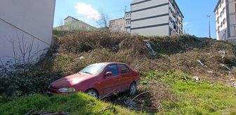 Bursa'da şarampole devrilen otomobildeki baba ile oğlu yaralandı