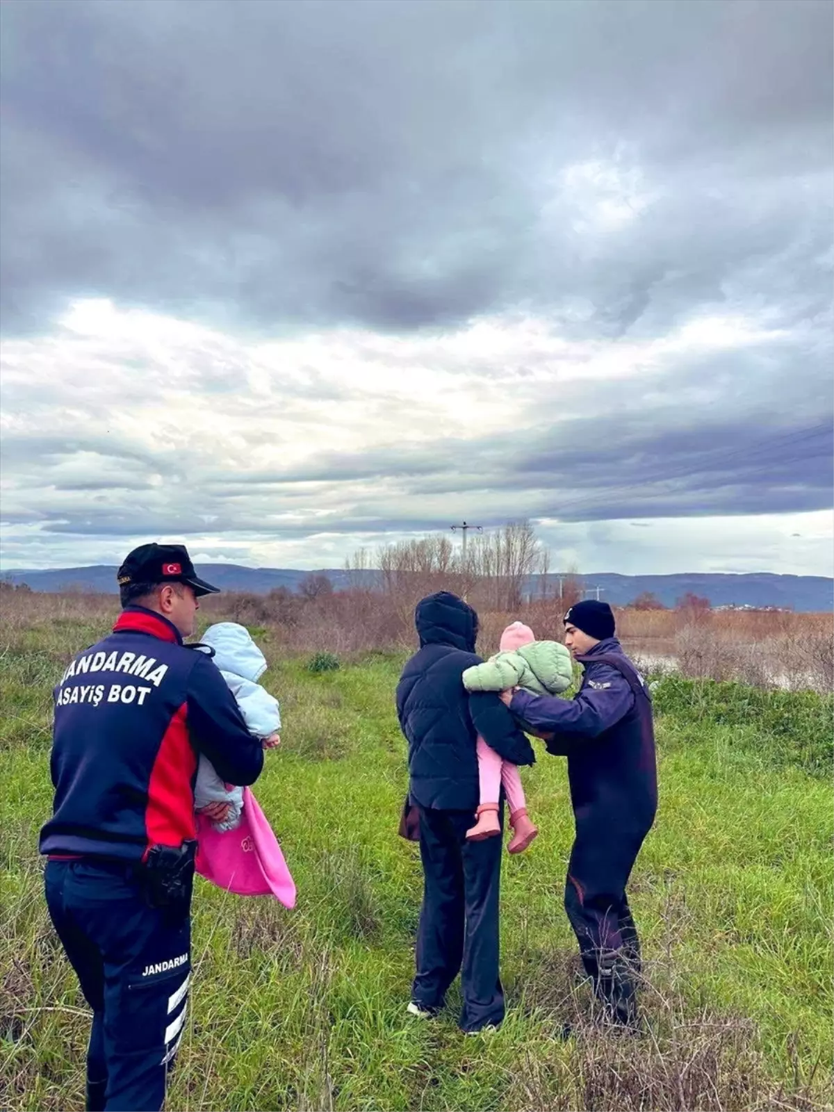 Bursa'da su seviyesinin yükseldiği bölgedeki evde mahsur kalan aile kurtarıldı