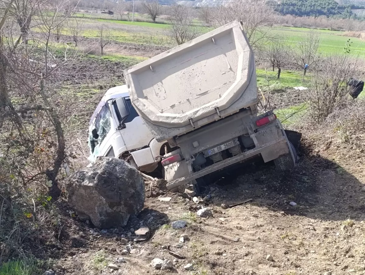 Bursa'da tırla otomobilin çarpıştığı kazada 1 kişi öldü, 1 kişi yaralandı