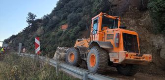 Bursa'da toprak kaymasının olduğu Mudanya-Altıntaş sahil yolunda çalışmalar sürüyor